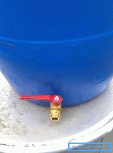 A plastic barrel with a crane to the cottage will give you the opportunity to always have a reserve of the necessary liquid A plastic barrel with a crane to the cottage will give you the opportunity to always have a reserve of the necessary liquid