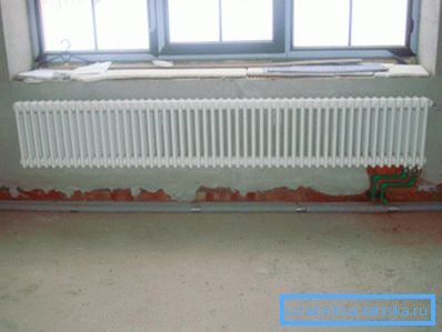 Under the wide window, a wide radiator would be appropriate. Under the wide window, a wide radiator would be appropriate.