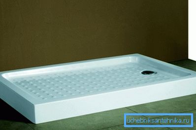 The pallet frees up space in the bathroom. The pallet frees up space in the bathroom.