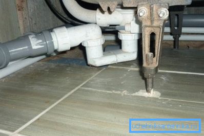 The pallet is connected via an S-shaped siphon. The pallet is connected via an S-shaped siphon.