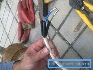 We connect the pump cable to the network. We connect the pump cable to the network.