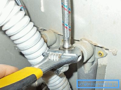 We connect water pipes.