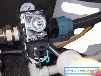 Electrical connection to the pressure regulator.