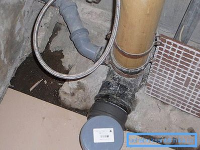 Connection to sewer riser through adapter Connection to sewer riser through adapter