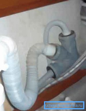 Connection to the sewer of the washing machine (above) Connection to the sewer of the washing machine (above)