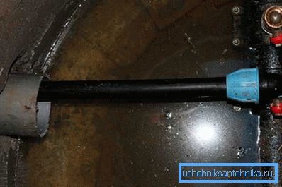Connecting HDPE pipe to a metal pipe using a coupling