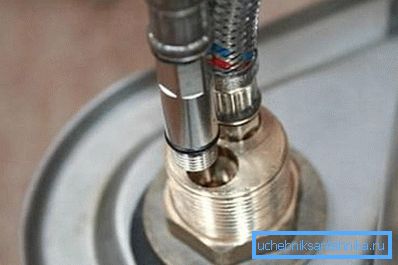 Connection of hoses to the mixer.