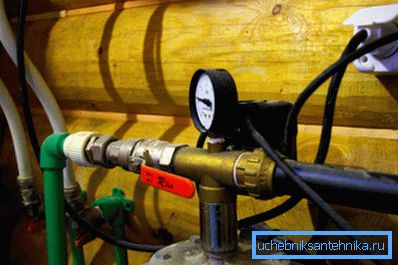 Connecting the water heater to the water supply circuit using a pressure switch.