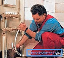 Connection of a water heated floor to a distribution manifold Connection of a water heated floor to a distribution manifold