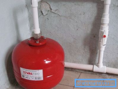 Expansion tank connected to plastic pipes Expansion tank connected to plastic pipes