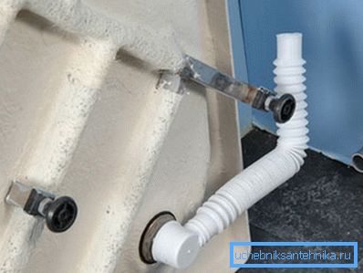 Connection of the siphon to the pallet.