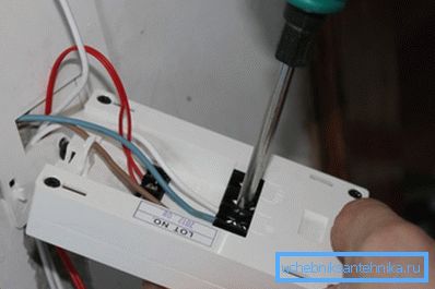 Shows the process of connecting the thermostat. Shows the process of connecting the thermostat.