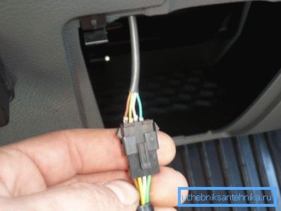 Shows the process of connecting the main wires.