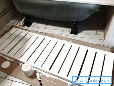Painting a fixed wooden screen under the bath Painting a fixed wooden screen under the bath