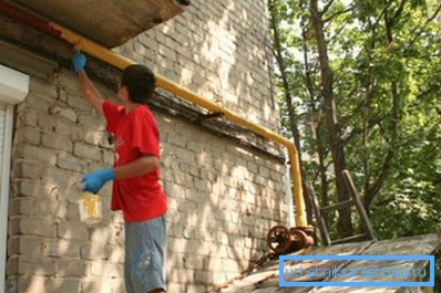 Paint the outside pipe with a brush Paint the outside pipe with a brush