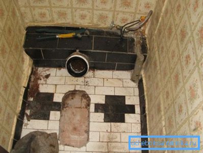 Floor after dismantling the toilet bowl Floor after dismantling the toilet bowl