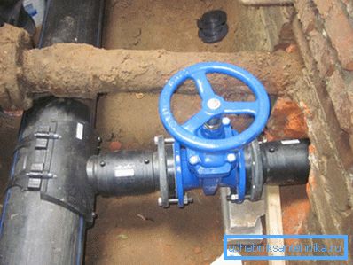 Polyethylene pipes with welded joints ensure absolute tightness of the water supply system. Polyethylene pipes with welded joints ensure absolute tightness of the water supply system.