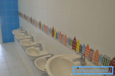 Full-size washbasin and baby sinks in kindergarten. Full-size washbasin and baby sinks in kindergarten.
