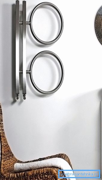 Heated towel rail with round elements