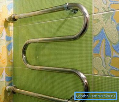 The heated towel rail heats up due to continuous circulation through racks of GVS. The heated towel rail heats up due to continuous circulation through racks of GVS.