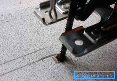 The canvas must pass unhindered through the drilled hole. The canvas must pass unhindered through the drilled hole.