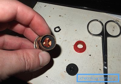 Sometimes it is enough to install an improvised rubber sealing ring so as not to carry out a full replacement. Sometimes it is enough to install an improvised rubber sealing ring so as not to carry out a full replacement.