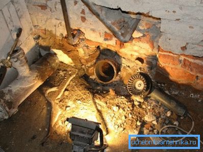 After dismantling only the cast-iron bell of the vertical riser should remain.