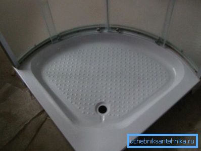 A shower corner with a low 80x80 mm acrylic pan is presented. A shower corner with a low 80x80 mm acrylic pan is presented.