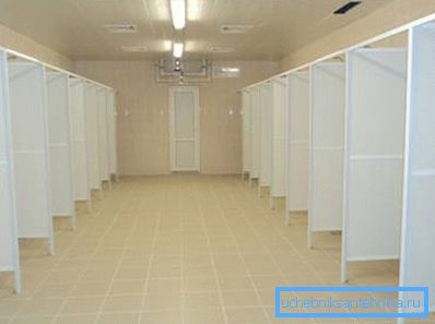 Presented ready-made partitions for shower of plastic in the common room. Presented ready-made partitions for shower of plastic in the common room.