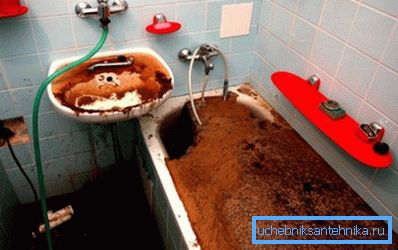 When using chemicals, it is first necessary to remove all the water from the plumbing fixtures, although the instructions of some mixtures suggest leaving a little liquid in the pipe itself to dilute the composition slightly and reduce the concentration