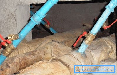 When breaking pipes, first shut off the central valve When breaking pipes, first shut off the central valve