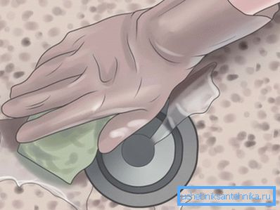 Wear rubber gloves when working. Wear rubber gloves when working.