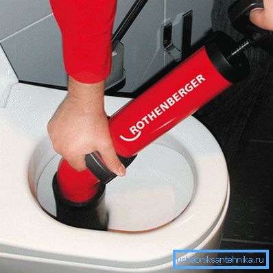 The device, on the principle of action resembling a pump, creates a pressure drop in the pipe