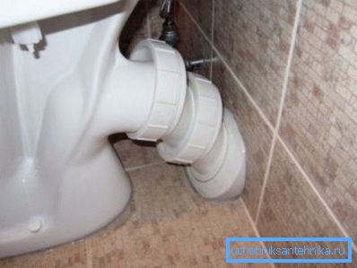 Devices with an oblique connection are easily mounted in the toilet.