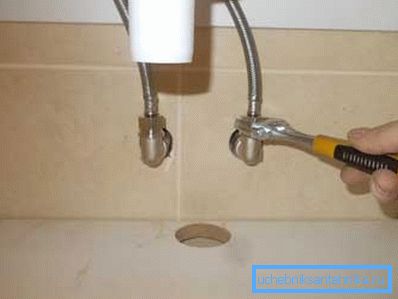 Fasten the hoses to the water supply. Fasten the hoses to the water supply.