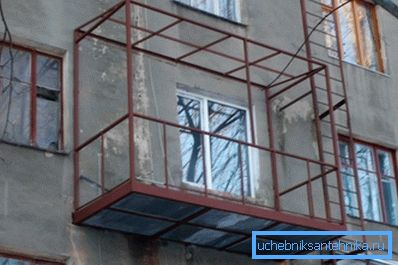 The example is rather conditional: in real conditions, bending loads on the beams are trying to compensate for other structural elements, which we see in the photo.