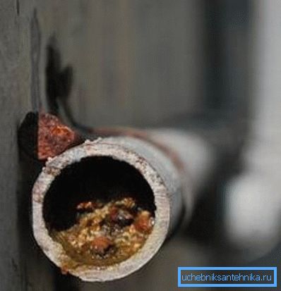 An example of the formation of technical congestion as a result of non-observance of the correct angle of inclination of the pipe An example of the formation of technical congestion as a result of non-observance of the correct angle of inclination of the pipe