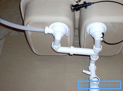 An example of the location of the second drain hole in the double sink An example of the location of the second drain hole in the double sink