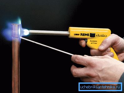 An example of how solder is applied to copper pipes. An example of how solder is applied to copper pipes.