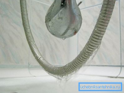 An example of how a shower hose is leaking An example of how a shower hose is leaking