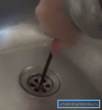 Press the screw with a screwdriver and wind the pipe. Press the screw with a screwdriver and wind the pipe.