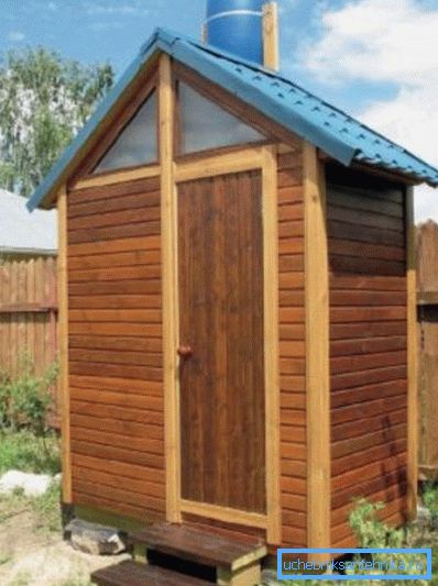 The problem of water supply is solved by installing a barrel on the roof of the booth.