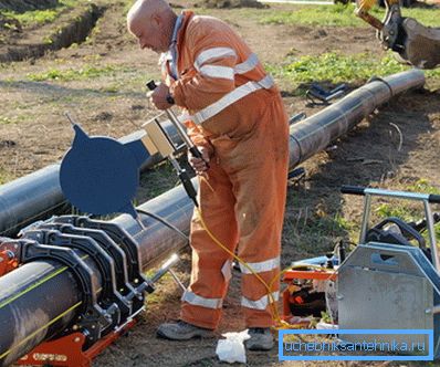 The process of installing the heating plate in the place of the future joint