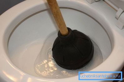 Cleaning the toilet bowl with a mechanical plunger