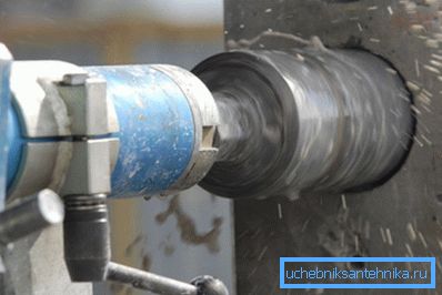 Making a hole by diamond drilling. Making a hole by diamond drilling.