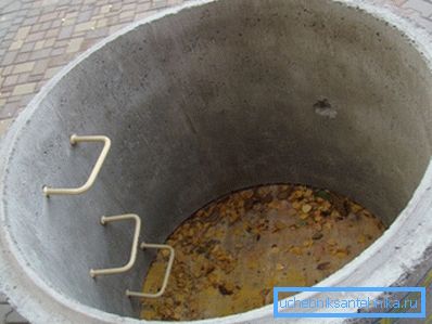 The production of rings for wells goes even further and provides an internal staircase and a hole for the supply of the pipeline The production of rings for wells goes even further and provides an internal staircase and a hole for the supply of the pipeline