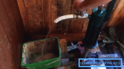 We pump over water until a transparent jet appears.