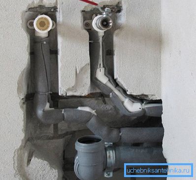 2752 Pipe laying in the wall