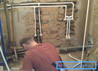 Laying of water pipes in the apartment under the plaster Laying of water pipes in the apartment under the plaster