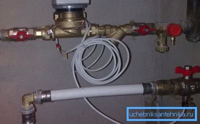 Intermediate solution for closed systems - one flow sensor and two temperature sensors. The calculation is performed according to the first formula; V1 is taken equal to V2.